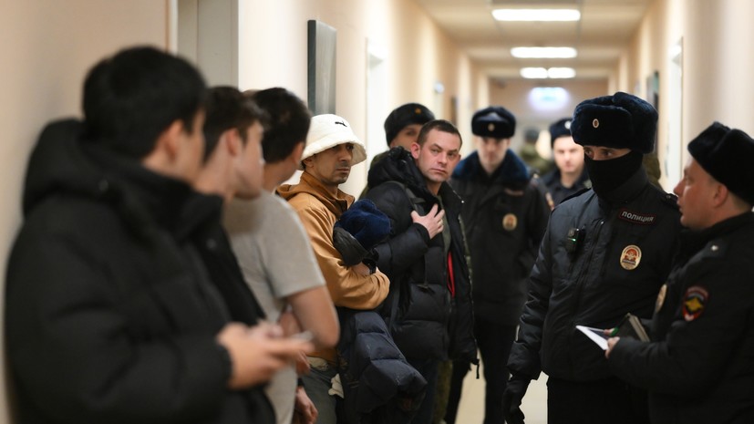Президент РФ Владимир Путин подписал закон, ужесточающий правила пребывания трудовых мигрантов в России